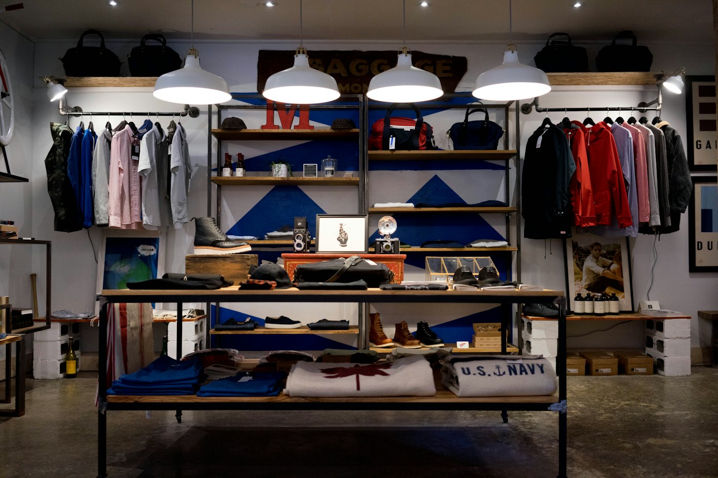 Interior de una tienda de ropa, el tipo de comercio que aparece en Google Maps cuando su ficha está completa